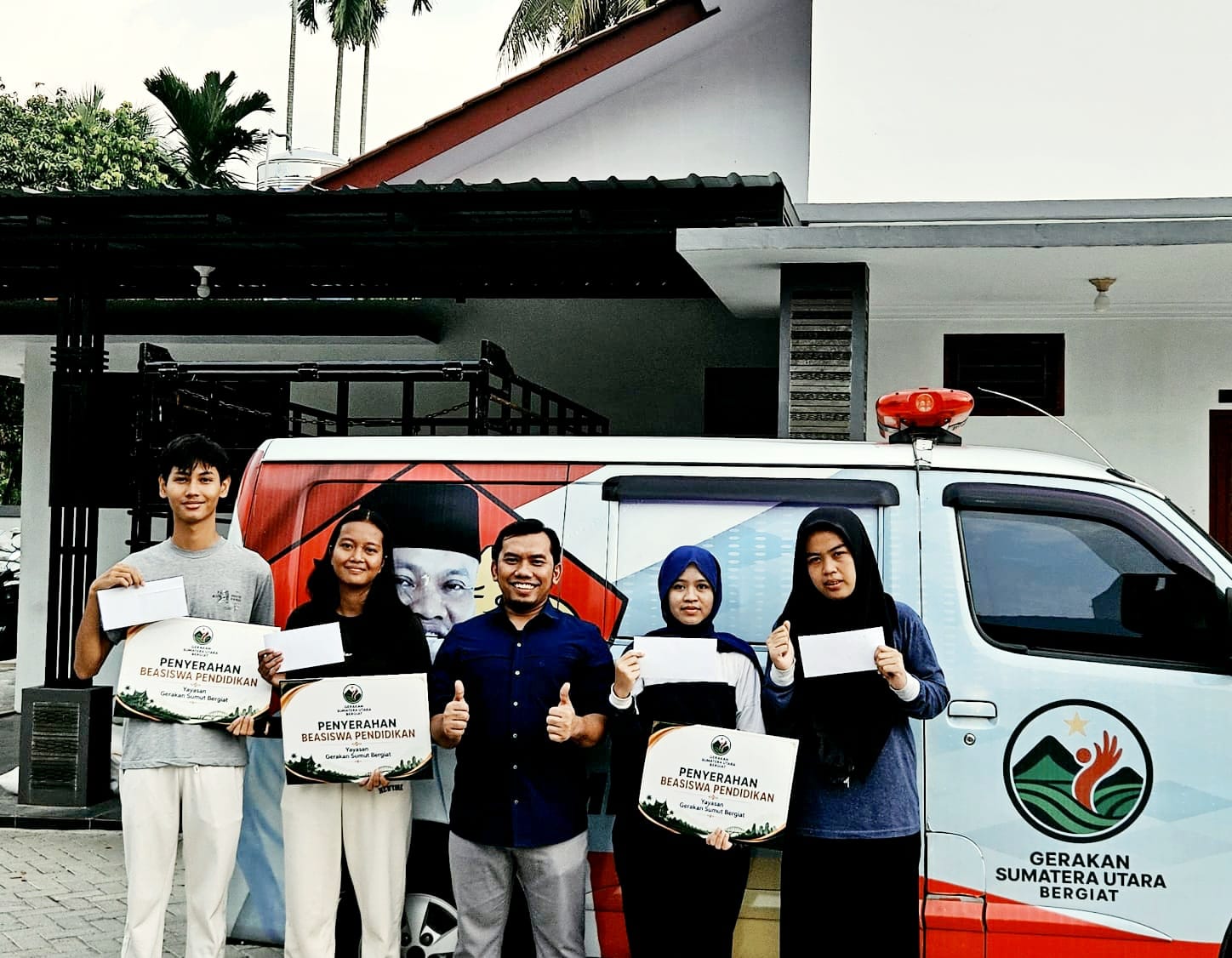 Yayasan Gerakan Sumut Bergiat Salurkan Beasiswa ke Empat Mahasiswa USU dan UNIMED, Bantuan Langsung di Rumah Aspirasi Sugiat Santoso