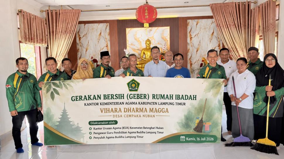 Sinergi Lintas Sektor, Penyuluh Agama Buddha dan KUA Batanghari Nuban Bersihkan Vihara Dharma Magga di Lampung Timur