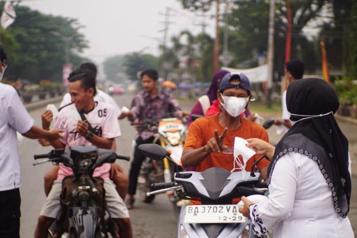 ISPU Dharmasraya Sentuh Angka 130, Pemkab Bagikan Ribuan Masker ke Pengguna Jalan di Pulau Punjung