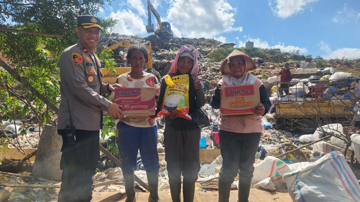 Kapolsek Sukarami Kompol Alex Andriyan Blusukan ke Kampung Pemulung TPA Sukawinatan, 50 Paket Sembako Dibagikan ke Pekerja