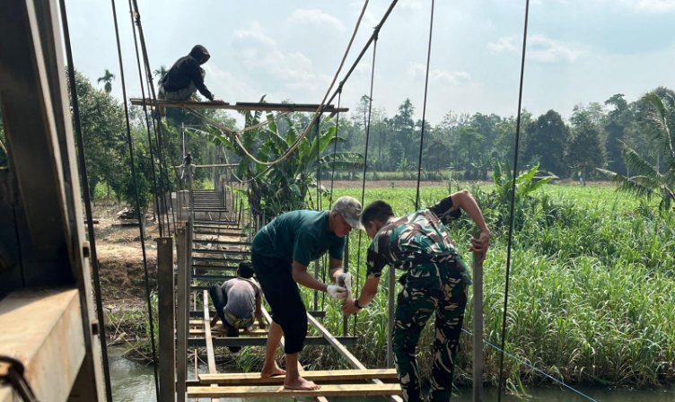 Gotong Royong Pasang Jarum Lantai Jembatan Gantung Perintis Garuda di Lampung Utara, Akses 1.200 Jiwa Terhubung