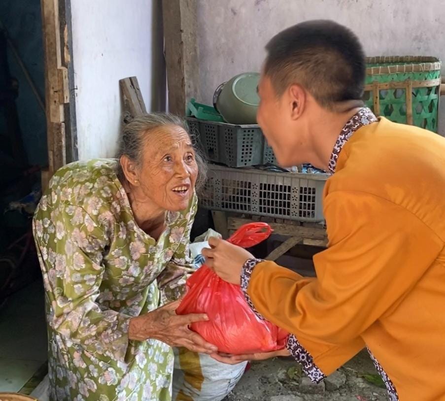 SMKN Jayakerta Karawang Bagikan Paket Sembako ke Warga Sekitar, Tanamkan Nilai Kemanusiaan Lewat Aksi Nyata