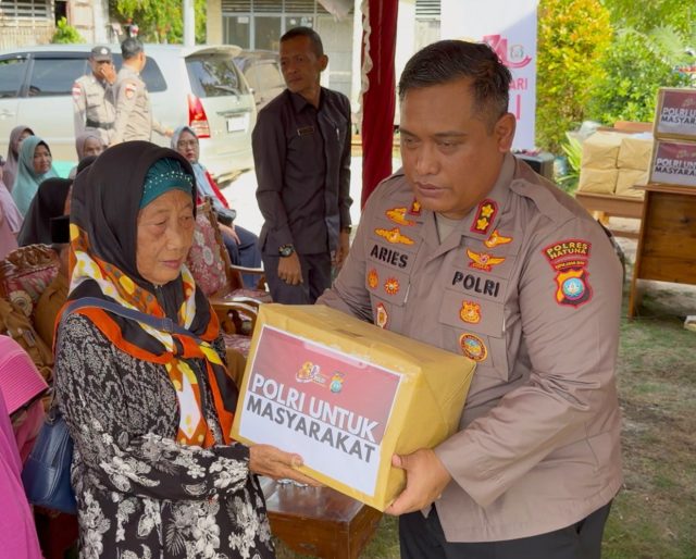 Hari Bhayangkara ke-80, Kapolres Natuna Bagikan 80 Paket Sembako ke Warga Bunguran Selatan