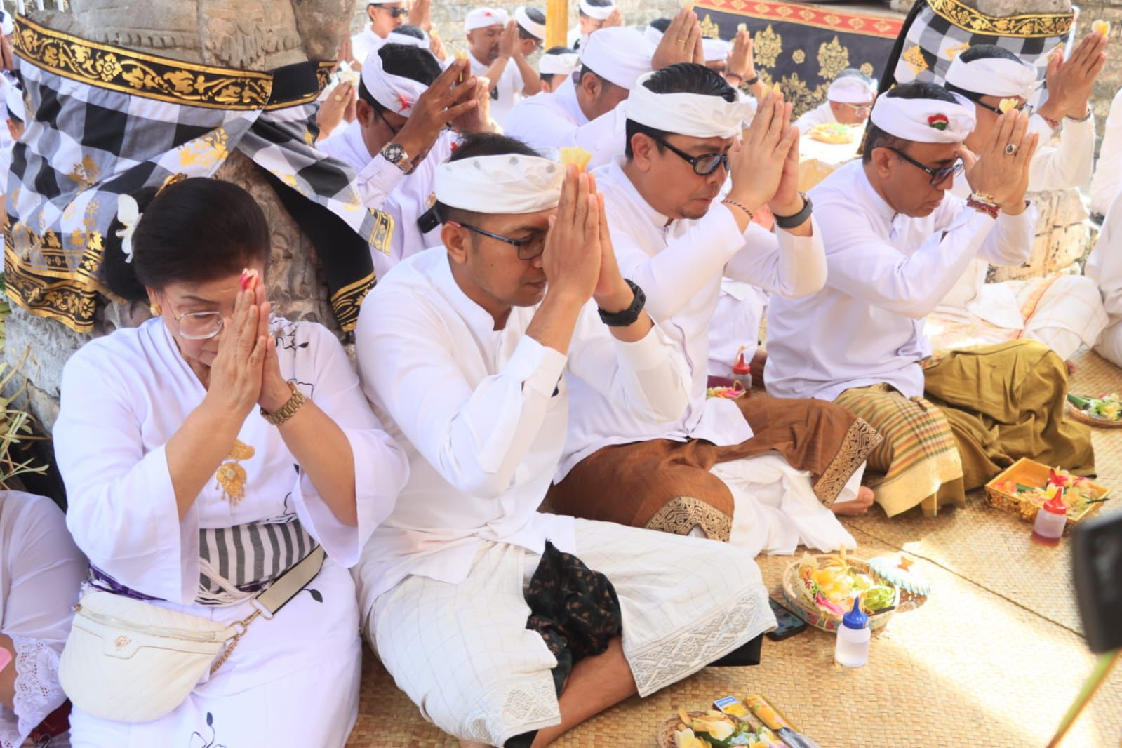 Puncak Pujawali di Pura Sakenan Serangan: Walikota Jaya Negara dan Ribuan Umat Hindu Larut dalam Bakti Suci Hari Kuningan
