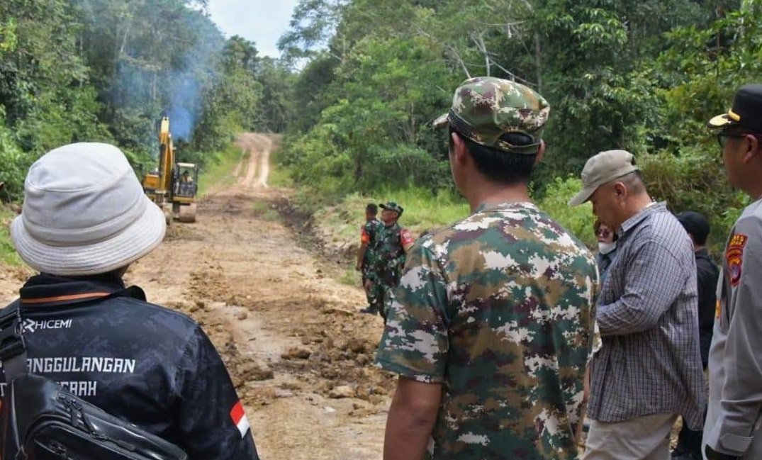 Bupati Nunukan Tinjau Jalan Rusak di Krayan, Lima Titik Akan Diperbaiki Sementara Pekan Depan