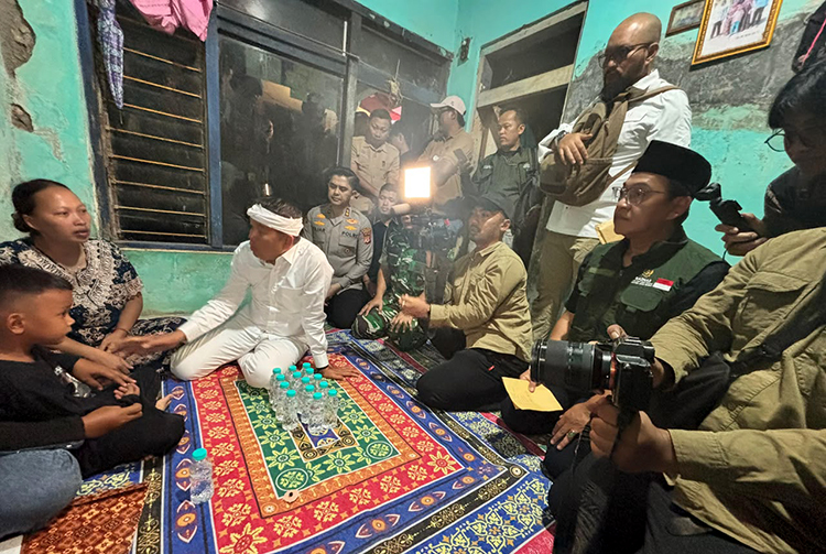 Gubernur Dedi Mulyadi dan BAZNAS Jabar Salurkan Santunan Rp300 Juta ke 12 Keluarga Korban Kecelakaan di Indramayu