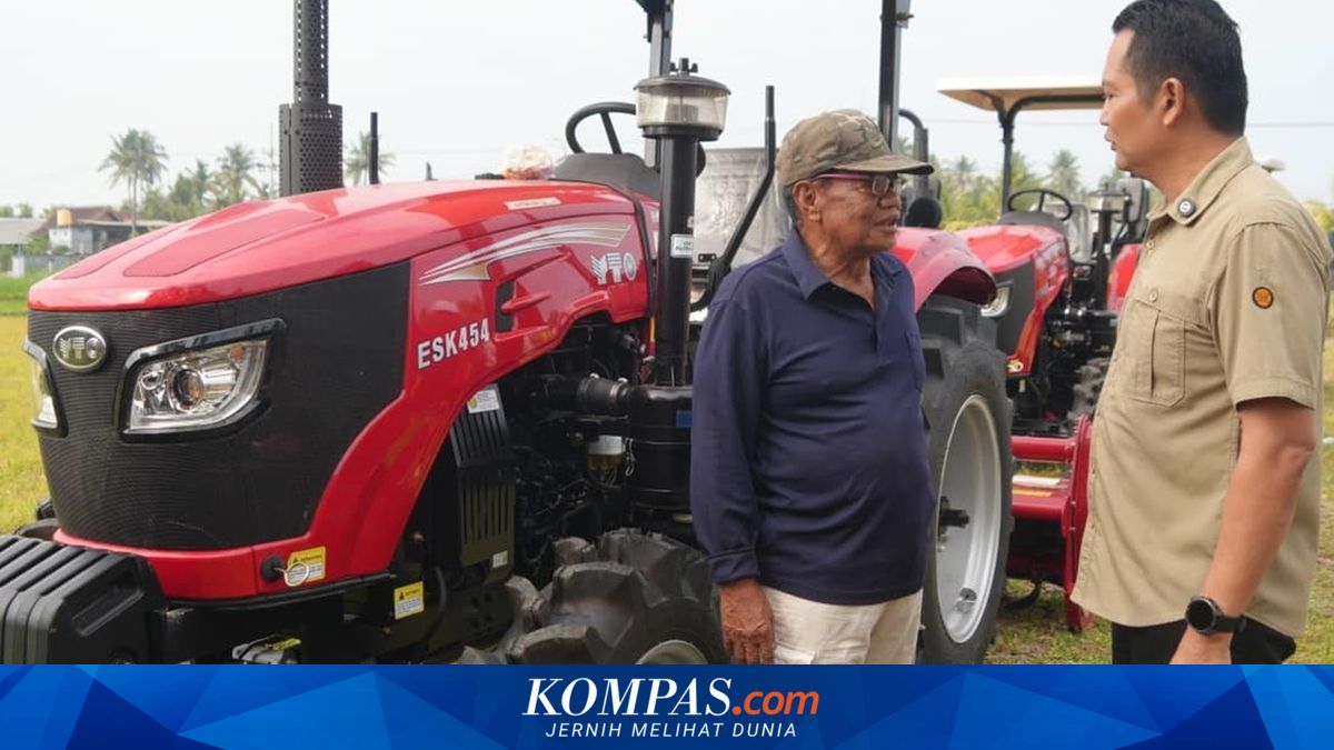 Bupati Jembrana dan Anggota DPR RI I Nyoman Adi Wiryatama Serahkan 5 Traktor Roda Empat ke Subak, Bantuan Terbanyak se-Bali