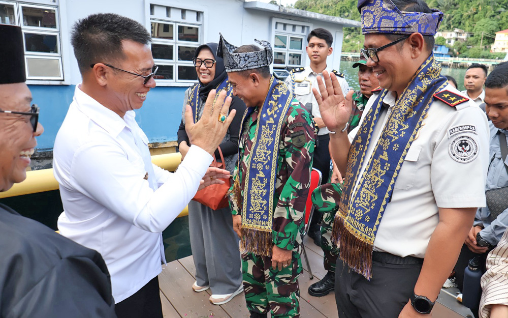 Bupati Aneng Sambut Kakanwil Imigrasi Kepri dan Irdam XIX di Anambas, Tradisi Batik Cual Warnai Kedatangan