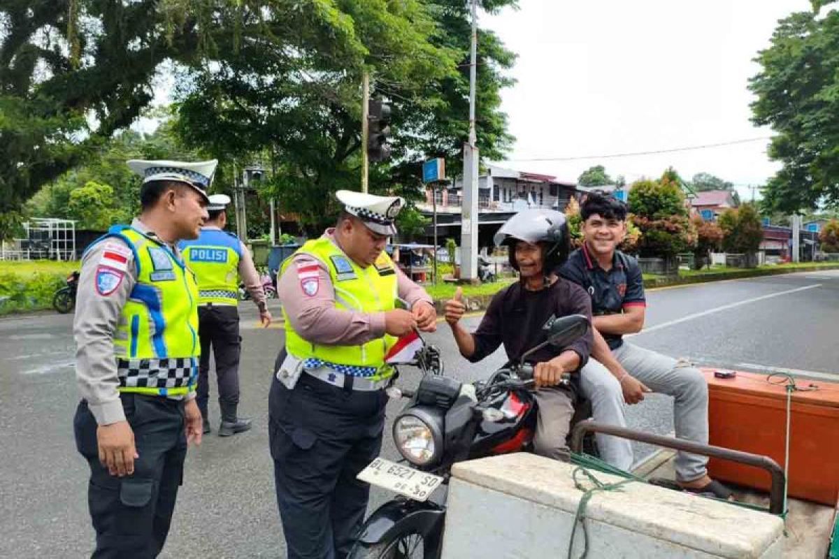 Satlantas Polres Simeulue Bagikan 150 Bendera Merah Putih ke Pengguna Jalan, Edukasi Tertib Berlalu Lintas Ikut Digencarkan