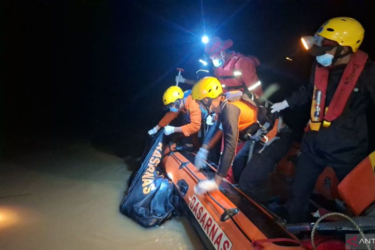 Tim SAR Gabungan Temukan Satu Pekerja Jembatan Tewas di Sungai Limun Tanjab Barat, Satu Korban Masih Dicari