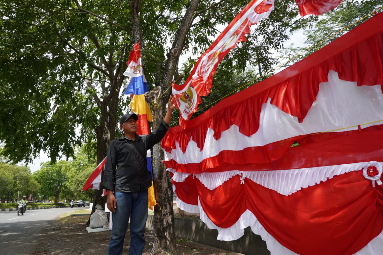 Penjual Bendera Merah Putih di Banda Aceh Keluhkan Daya Beli Masyarakat yang Terus Menurun Jelang 17 Agustus 2026