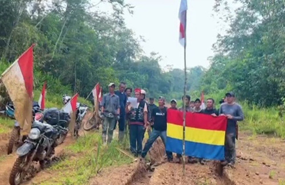 Bendera Dayak Borneo Berkibar di Jalan Rusak Krayan, Penasihat PDL: Aspirasi Warga, Bukan Makar