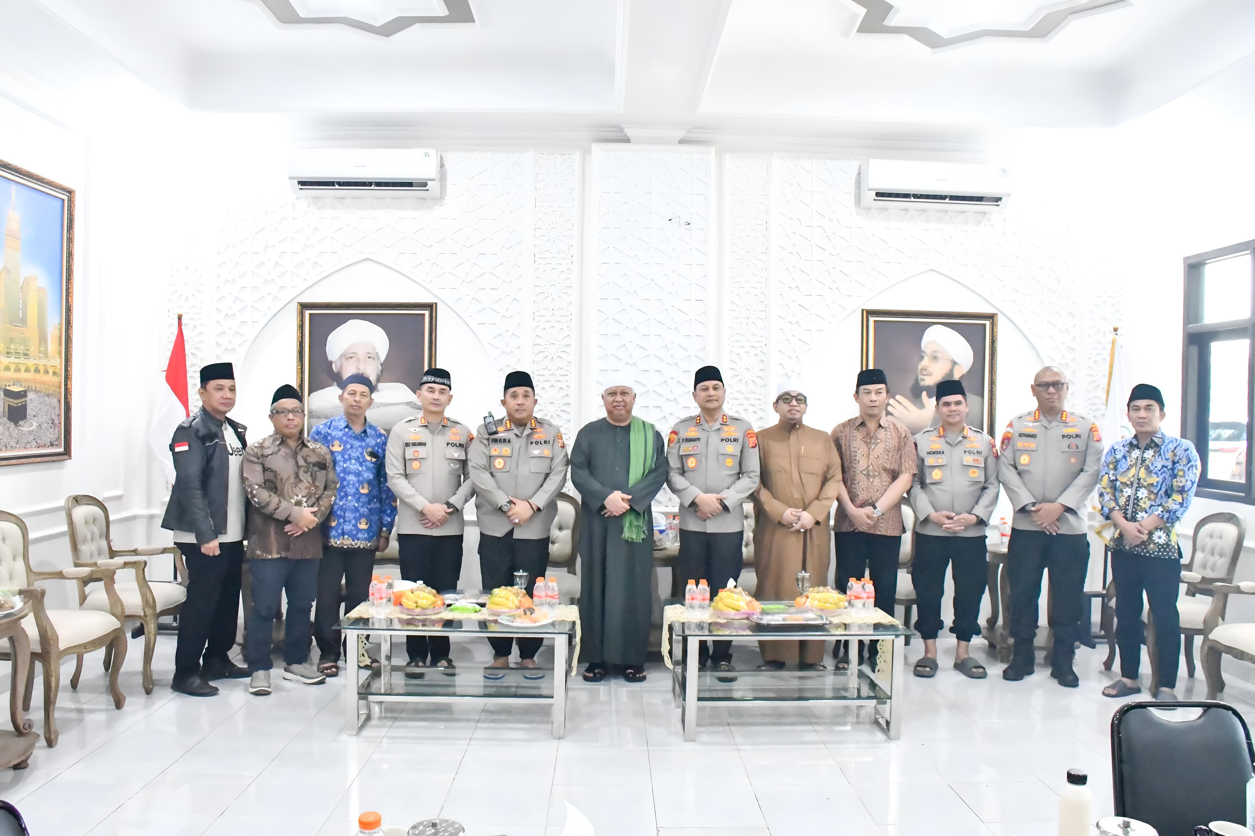 Kapolda Jabar Sholat Jumat Keliling di Ponpes Al-Khairiyah Cirebon, Tegaskan Ulama Mitra Strategis Polri