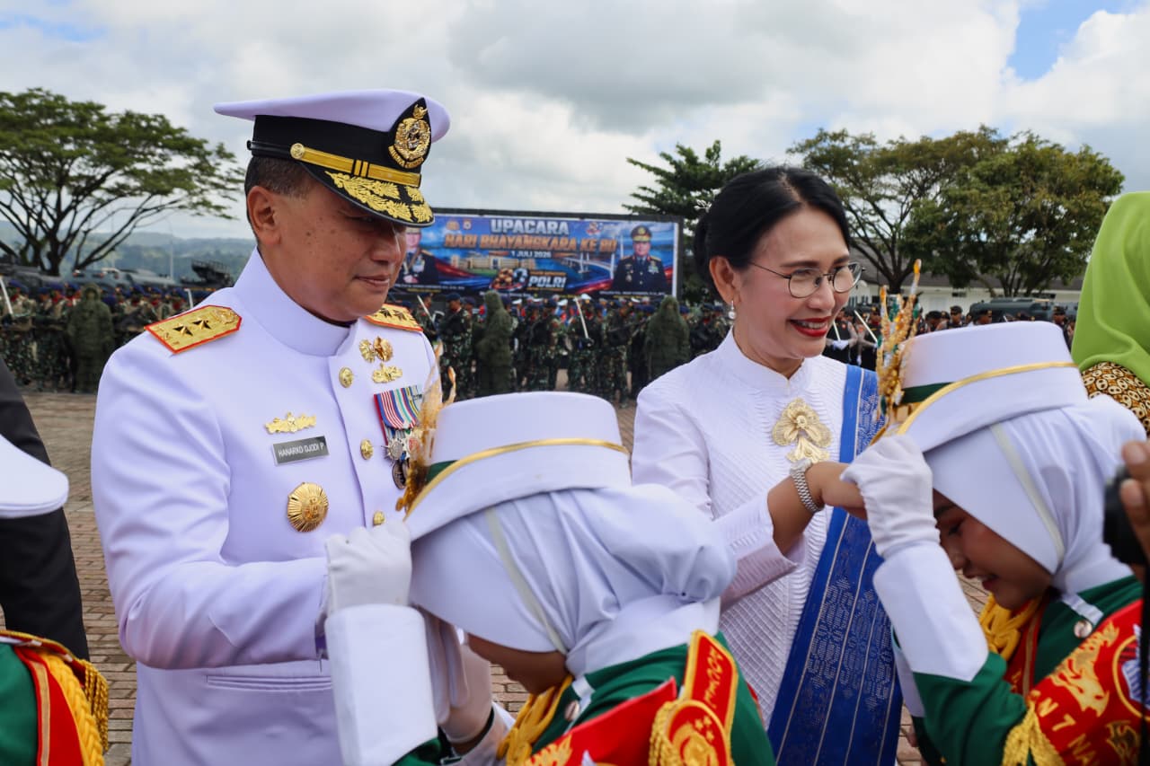 Kapolda Maluku Pimpin Upacara Hari Bhayangkara ke-80, Dankodaeral IX Tegaskan Sinergitas TNI-Polri di Ambon