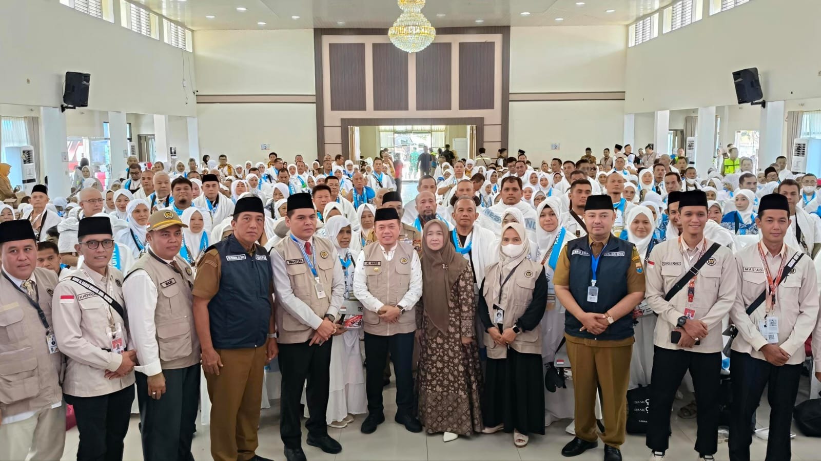 Gubernur Jambi Al Haris Lepas 442 Calon Haji Kloter 19 Asal Merangin dan Kerinci, Ingatkan Fokus Ibadah dan Kurangi Main HP
