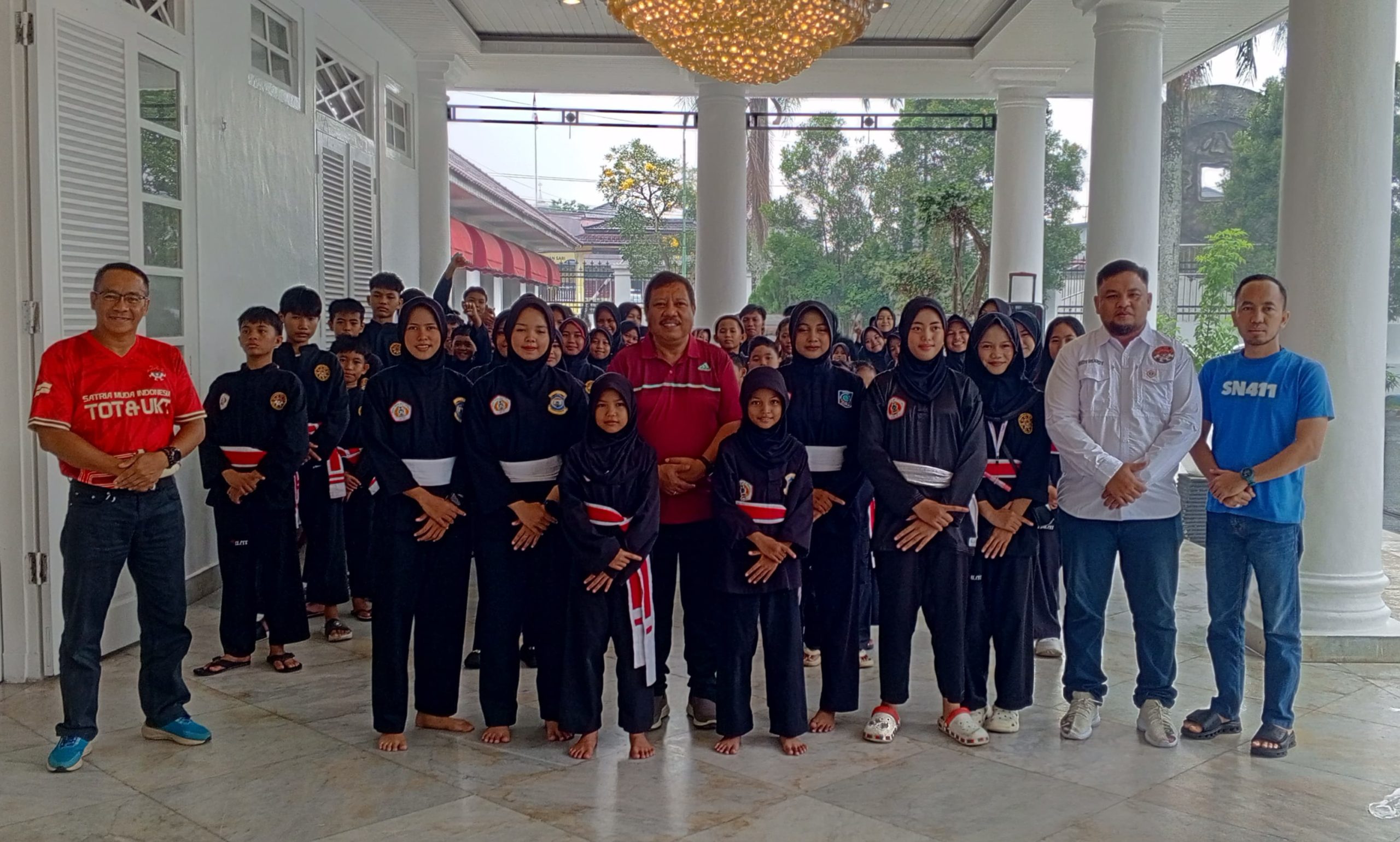 80 Atlet Pencak Silat SMI Pangkalpinang Dilepas ke Kejurda di Mentok, Pemkot Sediakan Bus Penuh