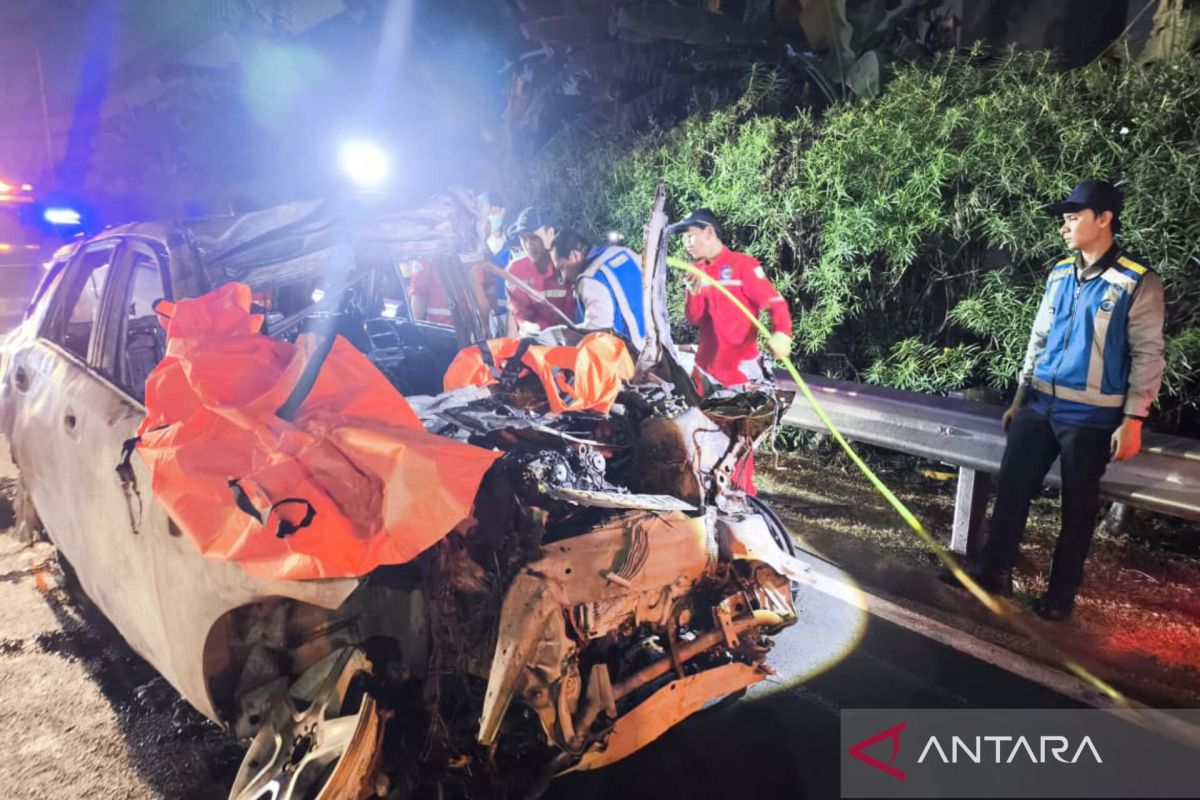 Dua Orang Tewas Terbakar di Dalam Mobil Mercedes Setelah Tabrak Truk Kontainer, kecelakaan Maut di Tol Jagorawi