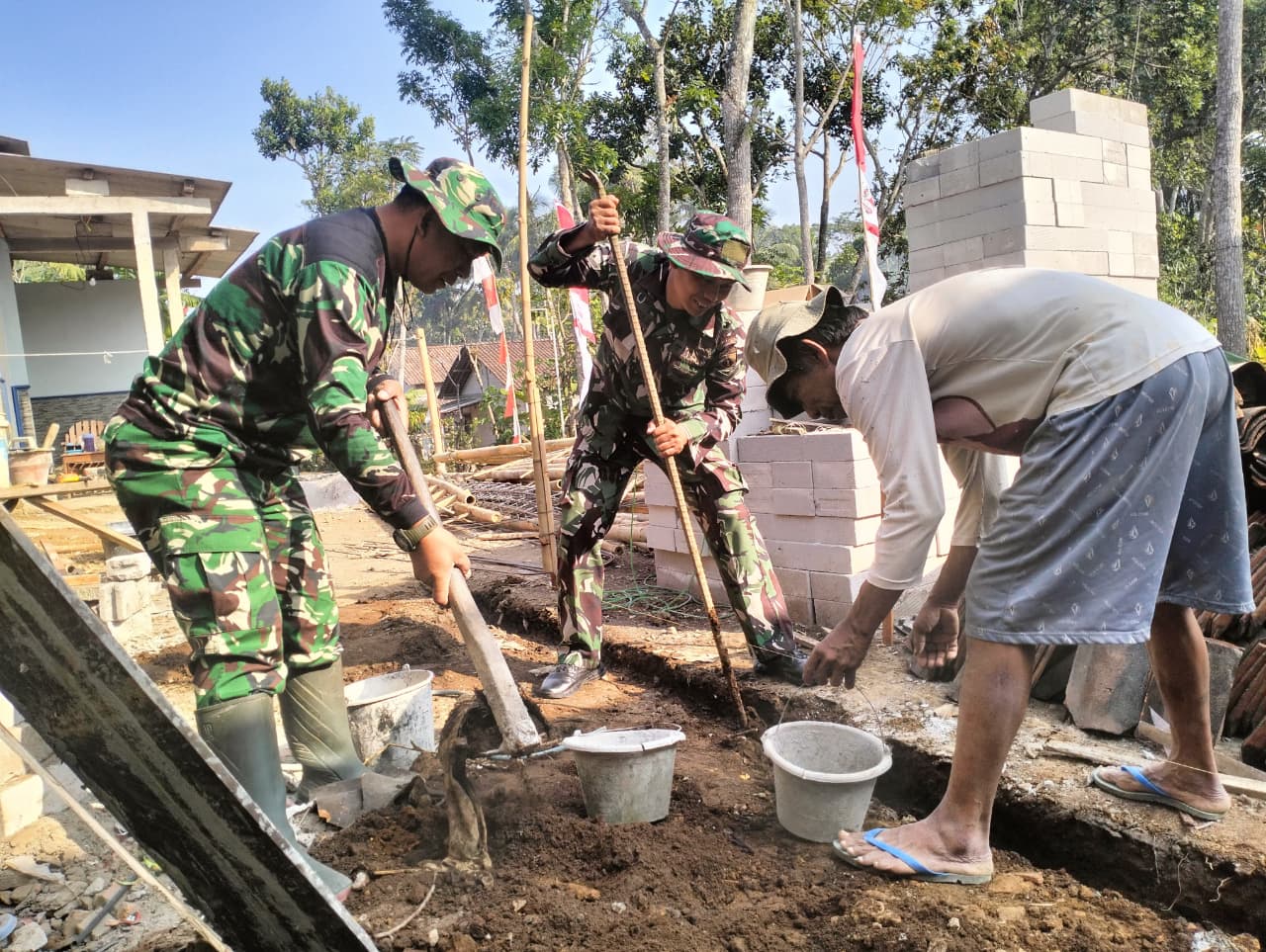 Rehabilitasi RTLH di Desa Cukil Salatiga Dikebut, Satgas TMMD dan Warga Kerja Bakti Pakai Linggis dan Cangkul