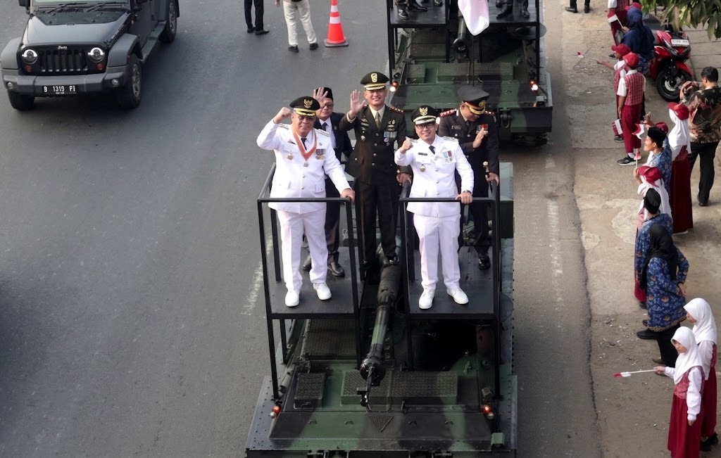 Wali Kota Tangsel Benyamin Davnie Naik Tank Pimpin Parade Kendaraan Tempur di HUT Ke-81 RI, Ribuan Warga Antusias