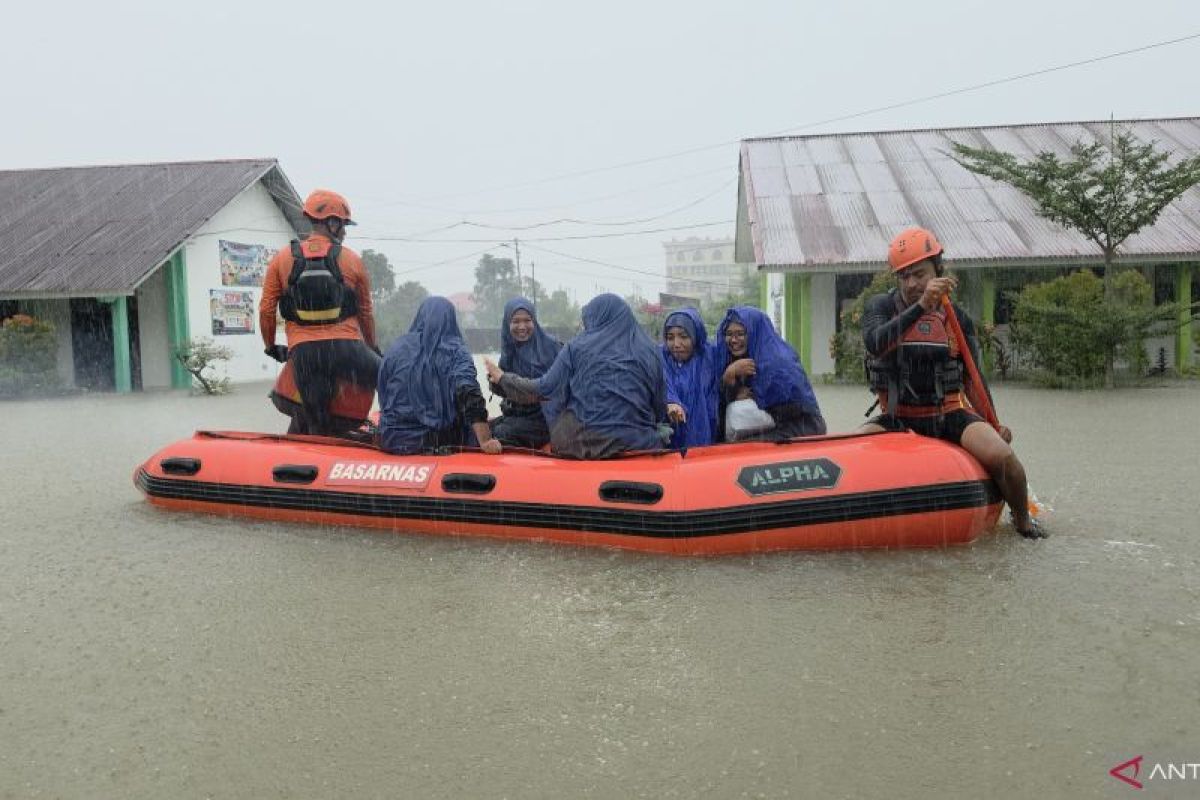 Basarnas Padang Evakuasi Pelajar dan Guru Terjebak Banjir di SMP-SMA PMT Prof Dr Hamka, Air Pacah