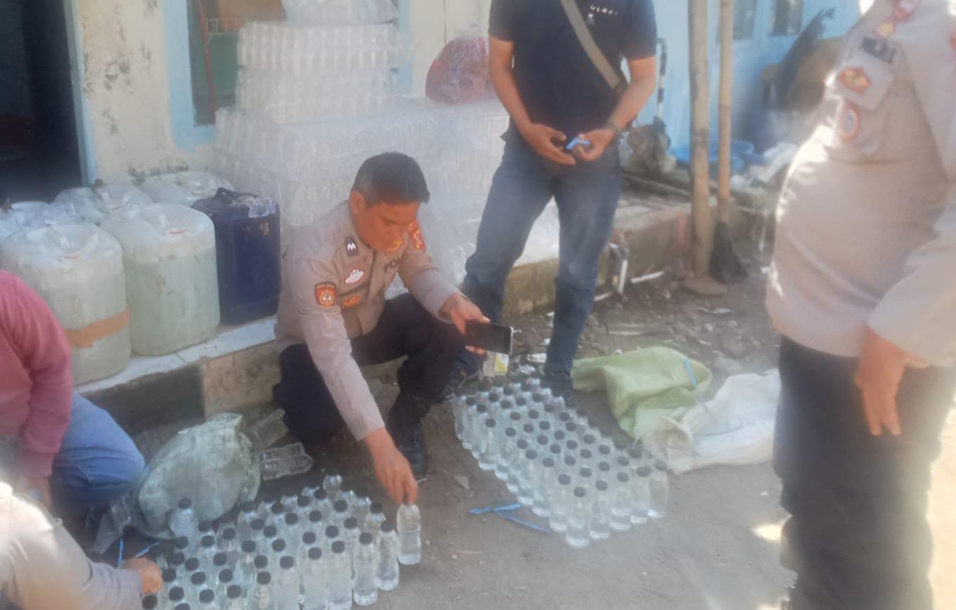 Polres Tasikmalaya Kota Amankan 500 Liter Miras Oplosan dari Kontrakan di Cibeureum, Dua Penjual Dibekuk
