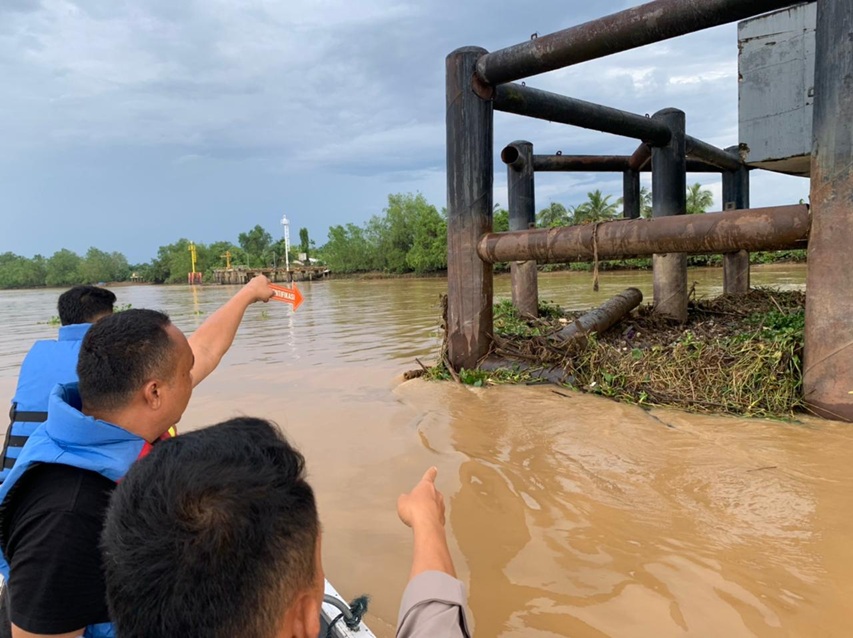 Tongkang Batu Bara Hantam Fender Jembatan Muara Sabak di Tanjab Timur, Warga Dengar Dentuman Keras Saat Hujan Deras