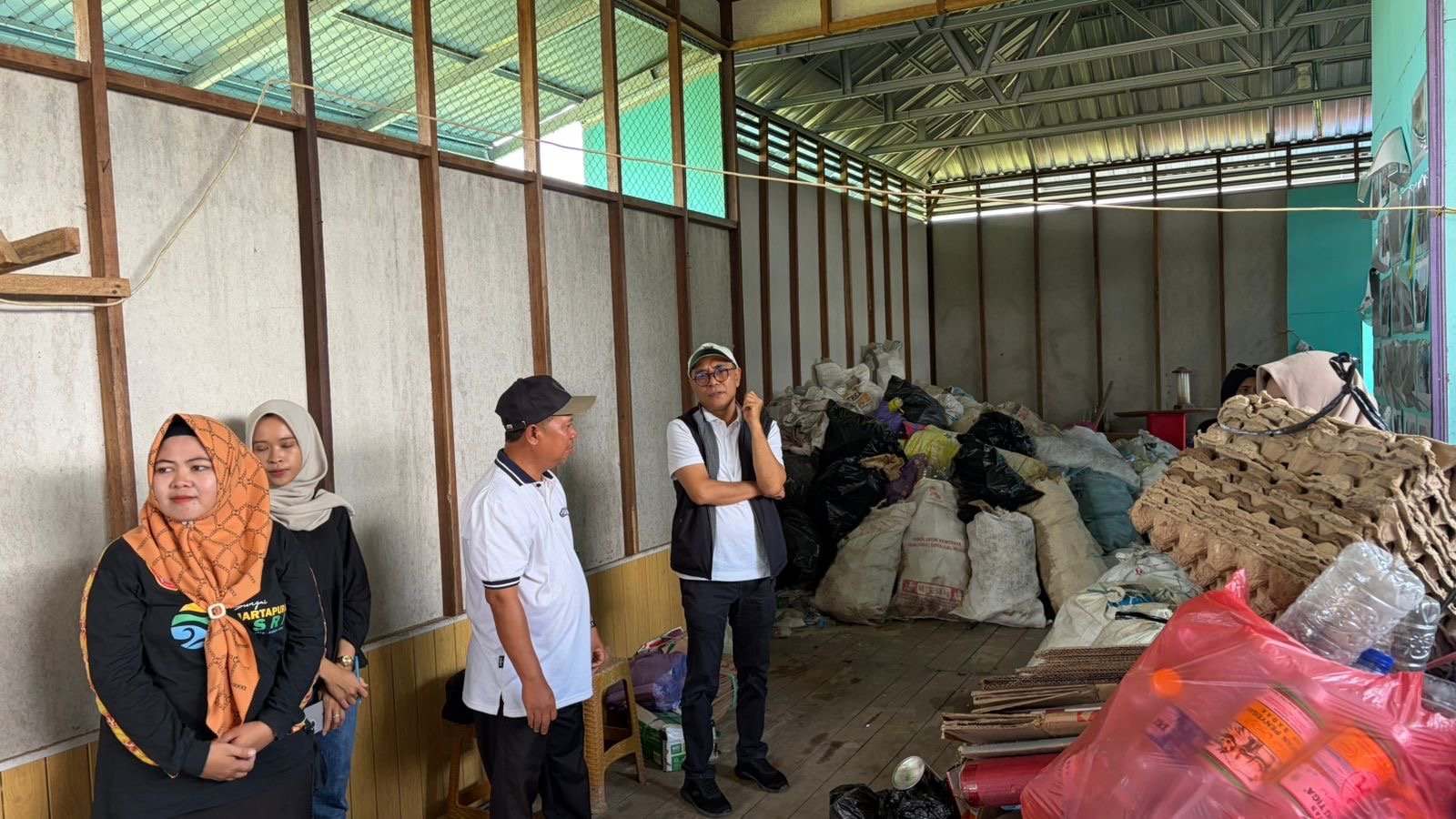 Warga Sungai Rangas Tengah Antusias Tukar 431 Kg Sampah Pilahan dengan Sembako dari DLH Kalsel