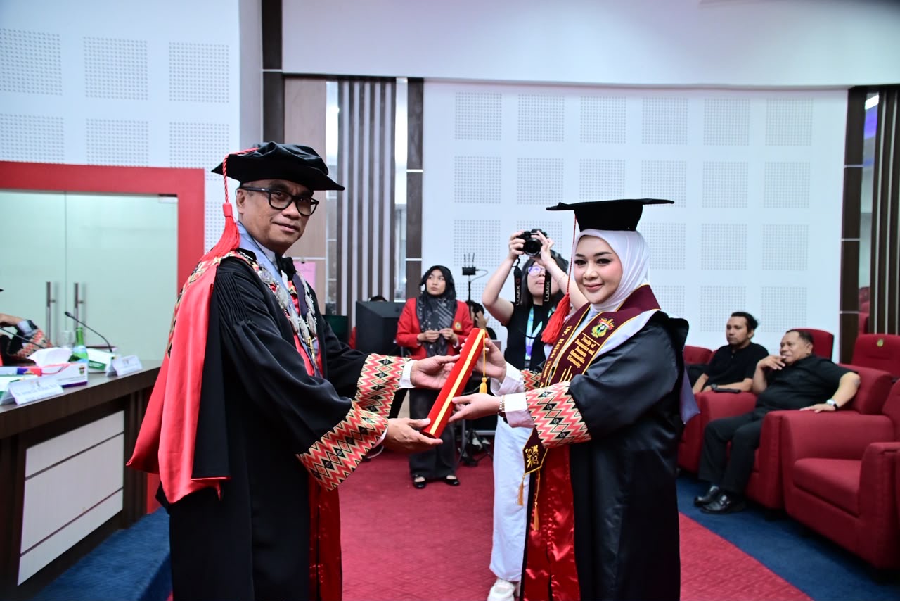 Helen Dias Andhini Raih Doktor Cumlaude IPK 4,00 di Unhas, Susun Model Manajemen Krisis untuk Pemulihan Pascabencana Sultra
