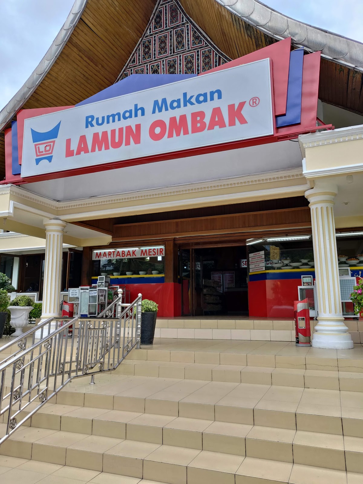 10 Rekomendasi Kuliner Padang Terpopuler di Kota Padang