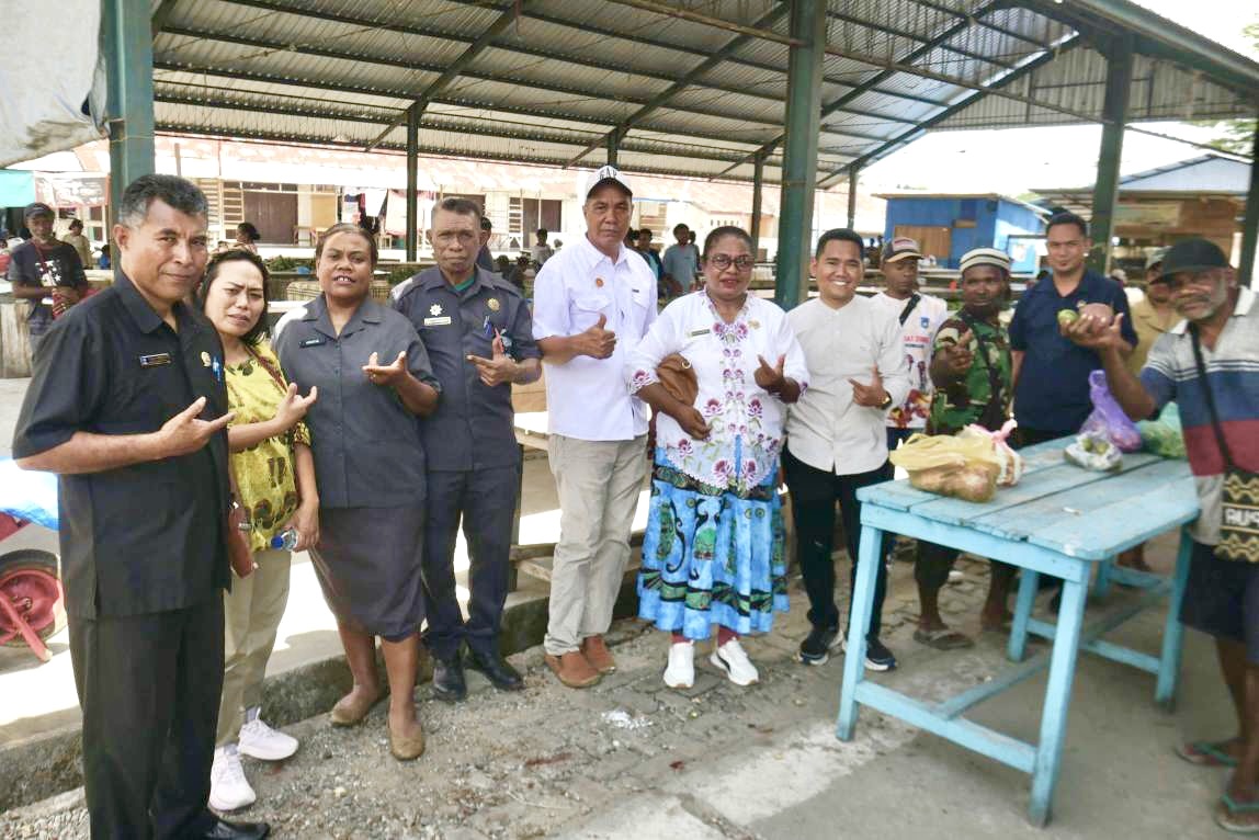 Anggota DPRK Teluk Wondama Gelar Reses di Pasar Sentral Iriati, Belanja Bareng Mama-mama Papua untuk Dongkrak Daya Beli