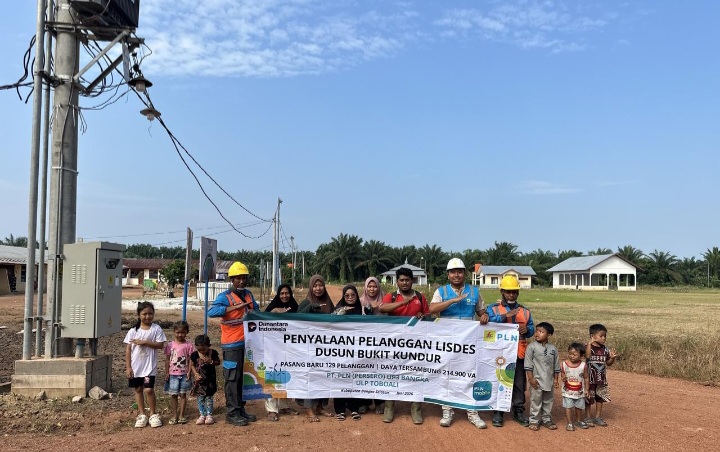 129 Keluarga di Dusun Bukit Kundur, Bangka Selatan Kini Nikmati Listrik PLN Lewat Program Listrik Desa
