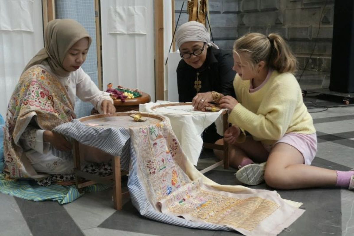 Dekranasda Padang Pariaman Bawa Sulam Kapalo Samek ke Panggung Belgia, Incar Pasar Eropa