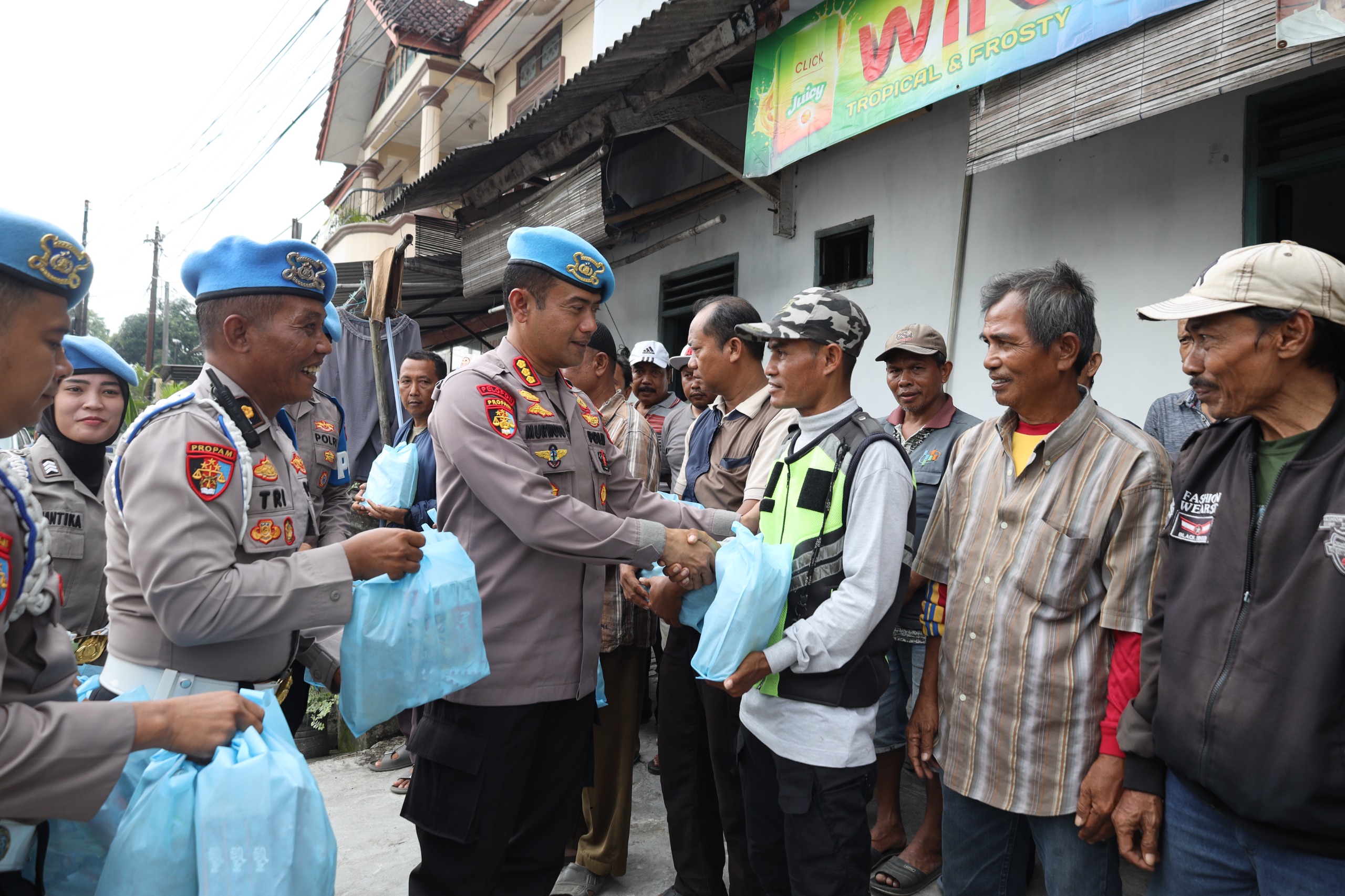 Sambut Hari Bhayangkara ke-80, Bidpropam Polda Banten Bagikan Bansos di Simpang Brimob Taktakan Serang
