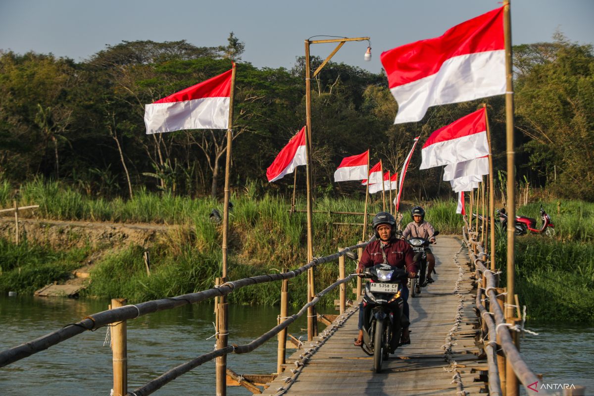 Jembatan Sesek Temben di Kulon Progo Dihiasi 125 Meter Bendera Merah Putih, Jadi Akses Alternatif Warga saat Sungai Progo Surut