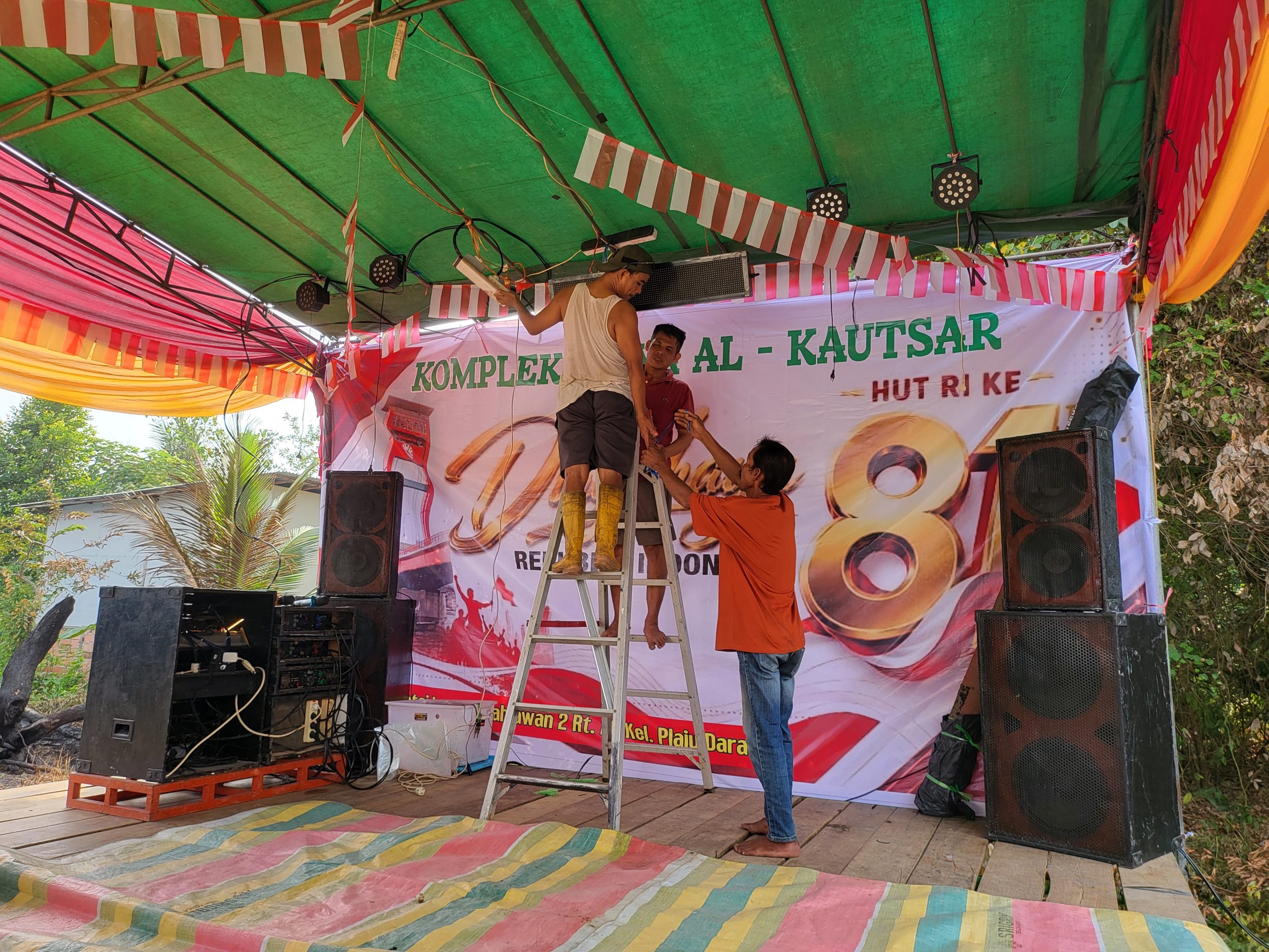 Warga Griya Al Kautsar Palembang Gotong Royong Siapkan Lomba 17 Agustus untuk HUT ke-81 RI