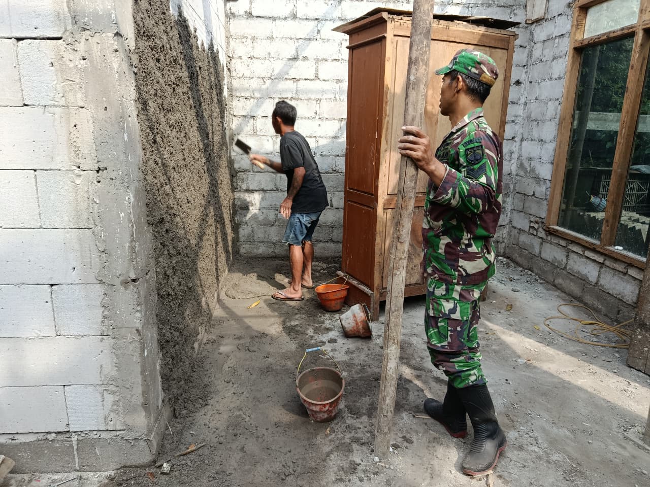 Satgas TMMD Salatiga Plester Lantai Rumah Mbah Misri di Tengaran, Target Hunian Layak Segera Tuntas