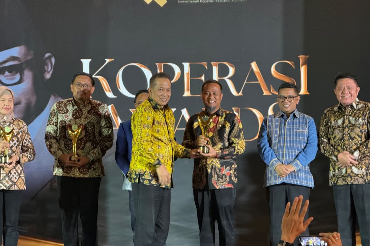 Gubernur Sulsel Andi Sudirman Raih Penghargaan Bakti Koperasi Nayaka Mahambara dari Kemenkop di Koperasi Awards 2026