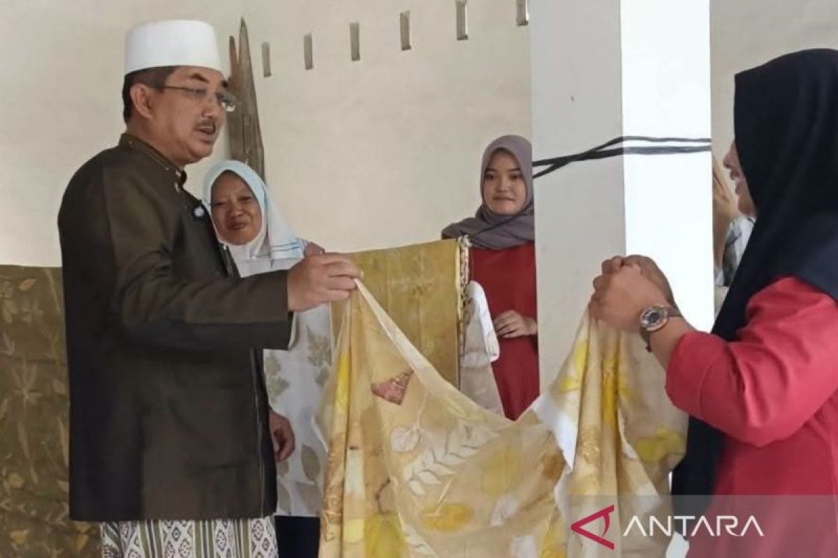 Pemkab Tanjabbar Siap Fasilitasi Pemasaran Kain Ecoprint UMKM Ibu-Ibu Desa Kuala Dasa, Jamin Perlindungan HKI
