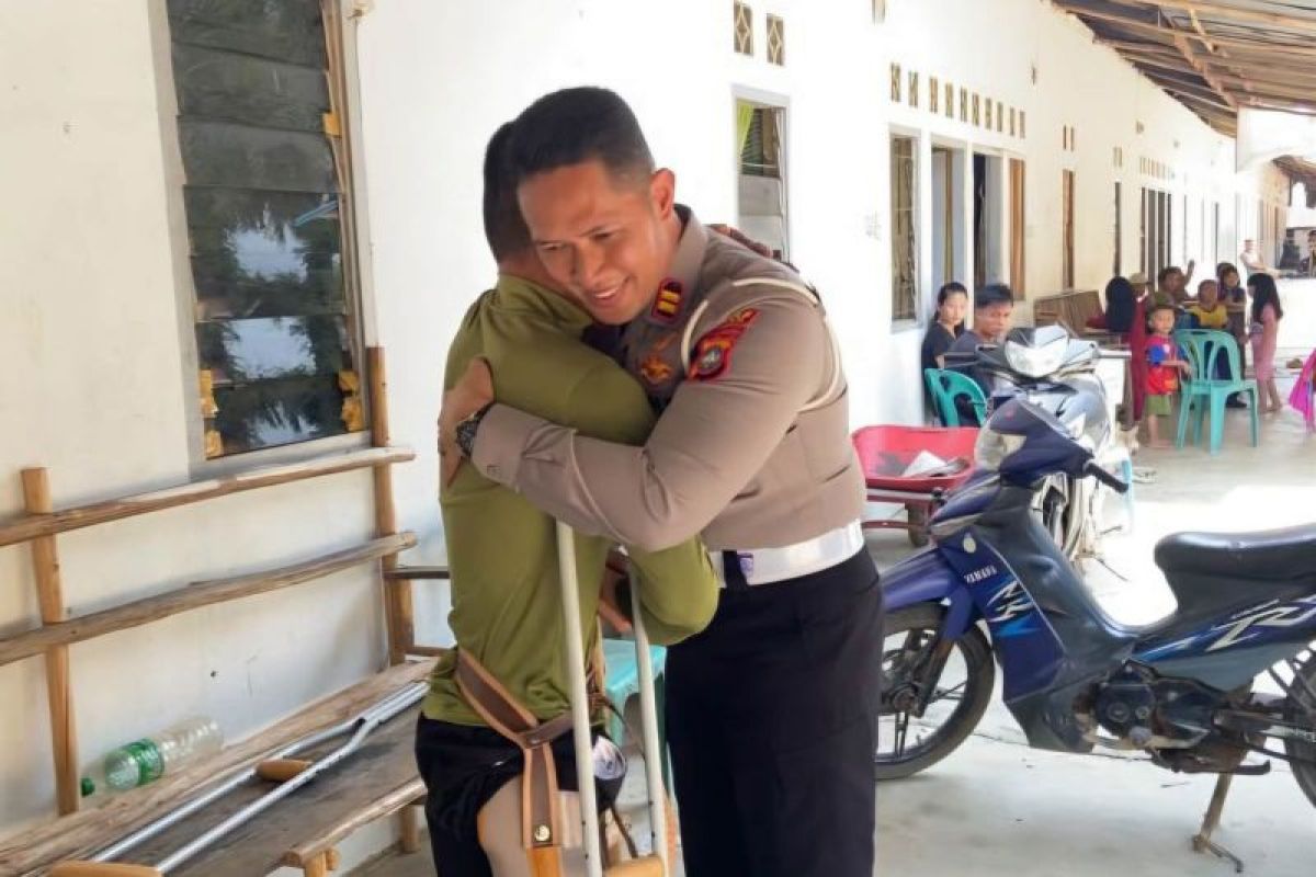 Polres Bintan Serahkan Kaki Palsu untuk Buruh Tani Liusman Laia, Sekaligus Bagikan 10 Paket Sembako
