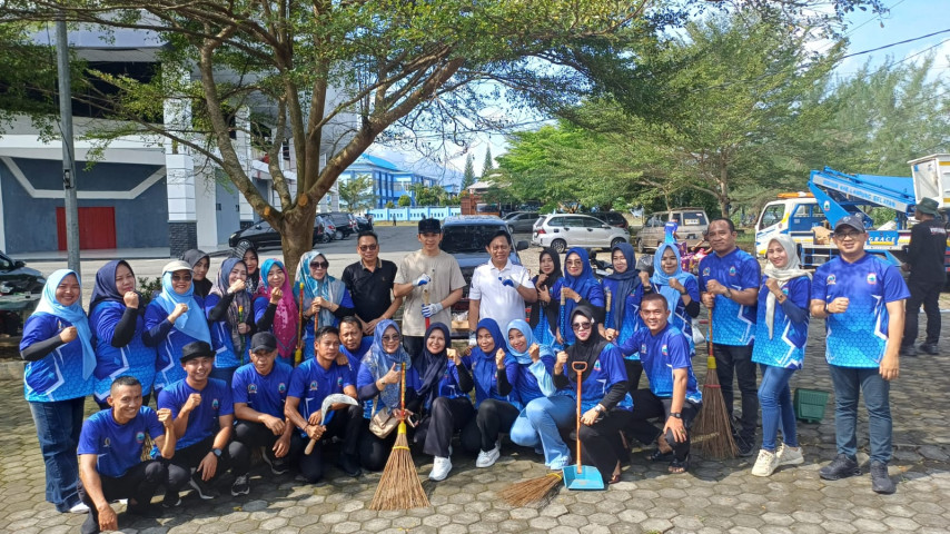 Bupati Lamsel Radityo Egi Pratama Ikut Gotong-royong Bersihkan GWH, Semangati Pegawai Sekretariat DPRD