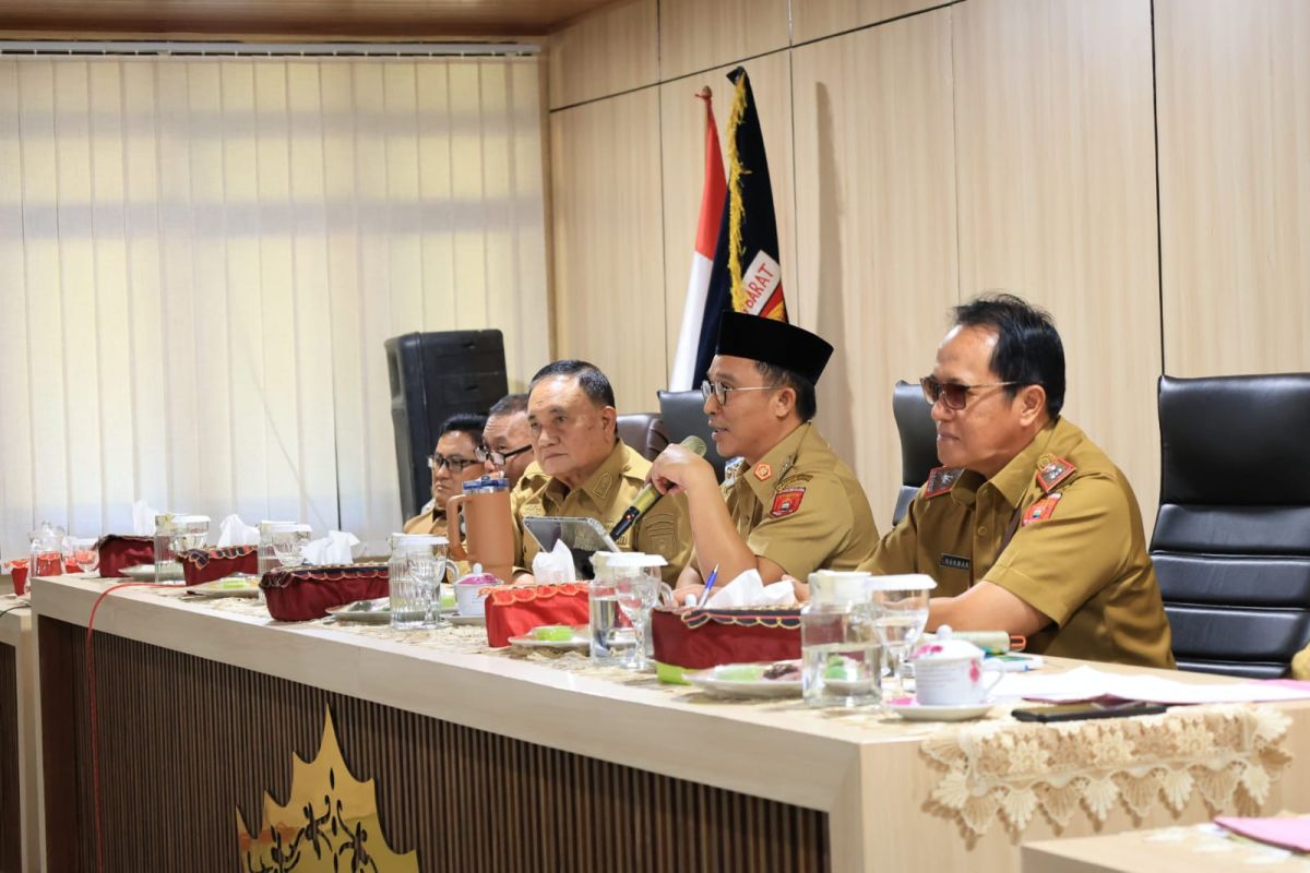 Bupati Lampung Barat Parosil Mabsus Pastikan Tiga Setel Seragam Gratis untuk Siswa SD dan SMP Tetap Cair di 2026