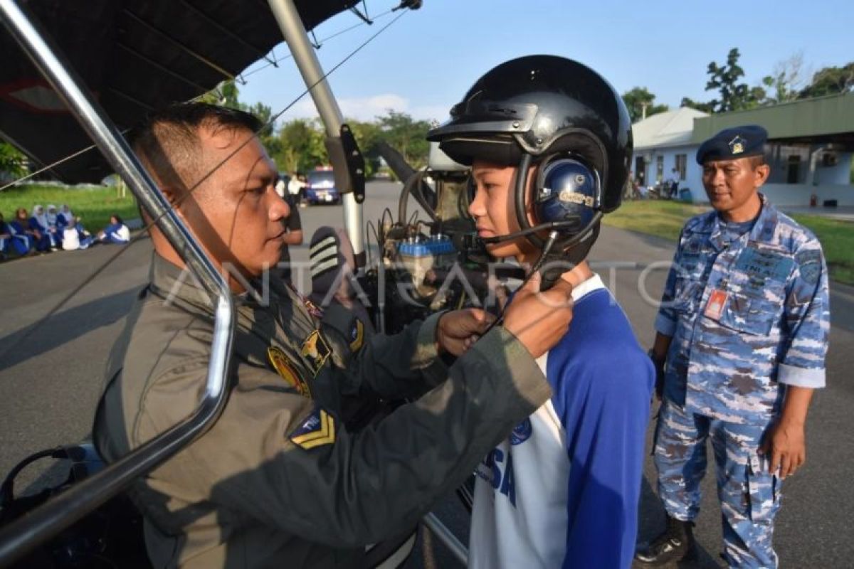 TNI AU Ajak Pelajar SMP Angkasa Padang Terbang Langsung dengan Pesawat Ringan Trike di Lanud Sutan Sjahrir