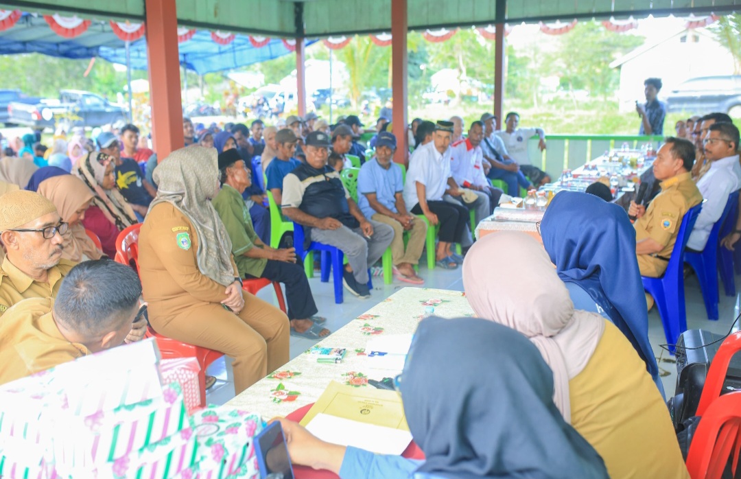 Bupati Halmahera Tengah Serahkan 30 SHM dan Bantuan Ekonomi ke Warga Transmigrasi Desa Waleh
