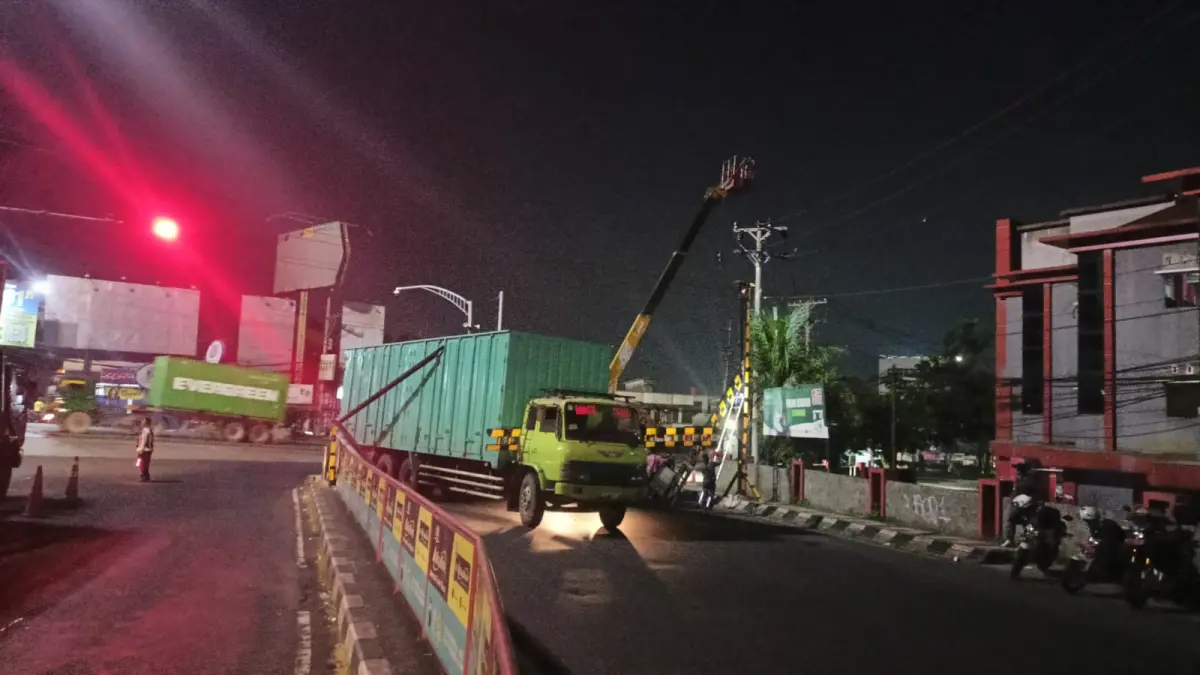 Truk Tronton Kembali Tabrak Portal Pembatas Kendaraan Berat di Simpang Jerakah Semarang, Ini yang Ketiga Kalinya