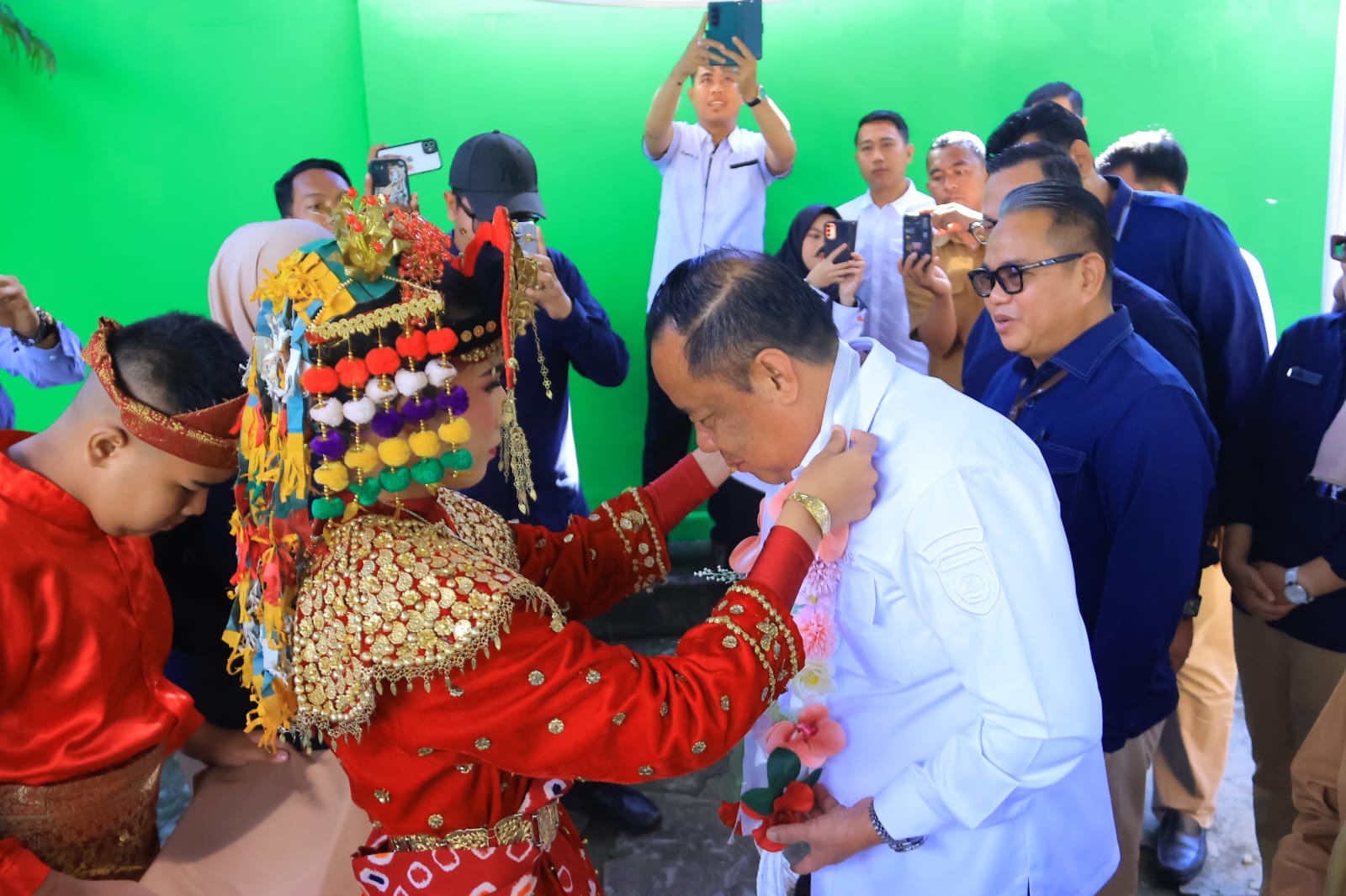 Wagub Sumsel Cik Ujang Apresiasi Bantuan Alat Terapi untuk SLB Talang Kelapa, 31 Guru Terima Sembako