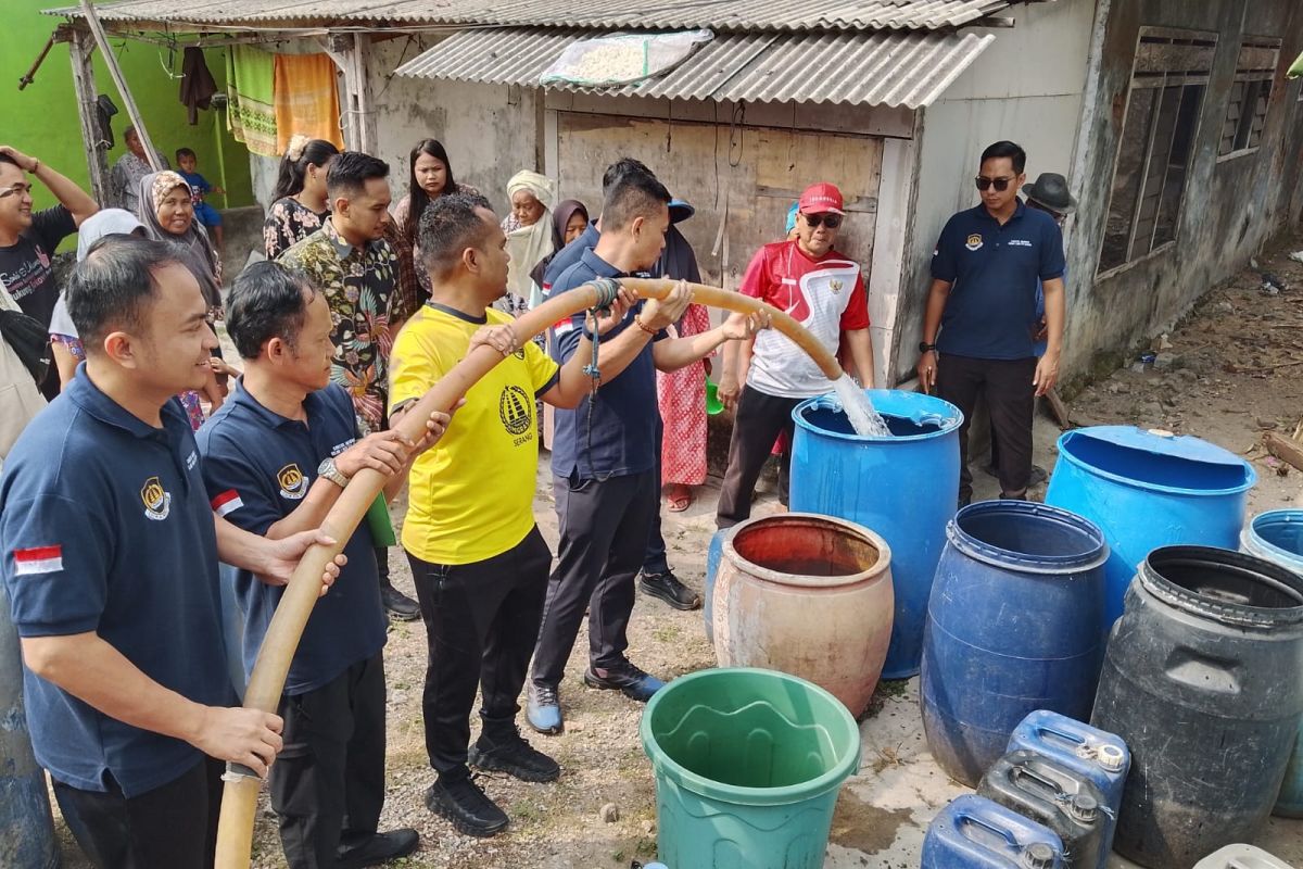Imigrasi Serang Salurkan 5 Tangki Air Bersih untuk Warga Kampung Kebasiran yang Alami Kekeringan Sebulan Terakhir