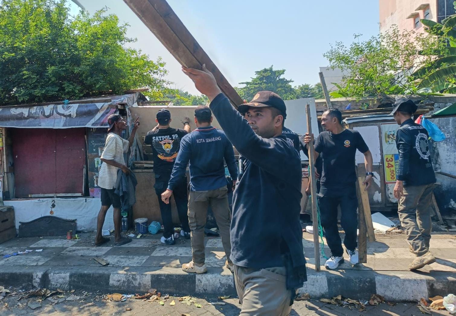 Satpol PP Semarang Tertibkan Empat Lapak Rongsok di Jalan Kolonel Sugiyono, Akses Utama ke Kota Lama Dibersihkan