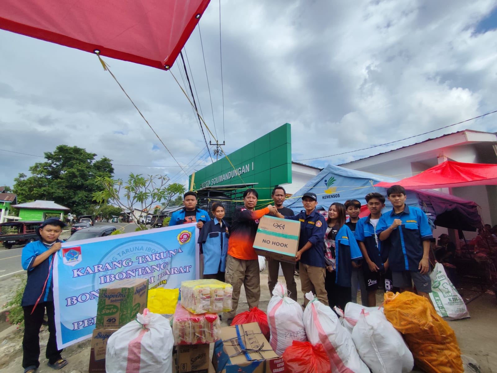 Pemuda Karang Taruna Ibantong Salurkan Bantuan Logistik untuk Korban Banjir Bandang di Desa Solimandungan, Bolmong
