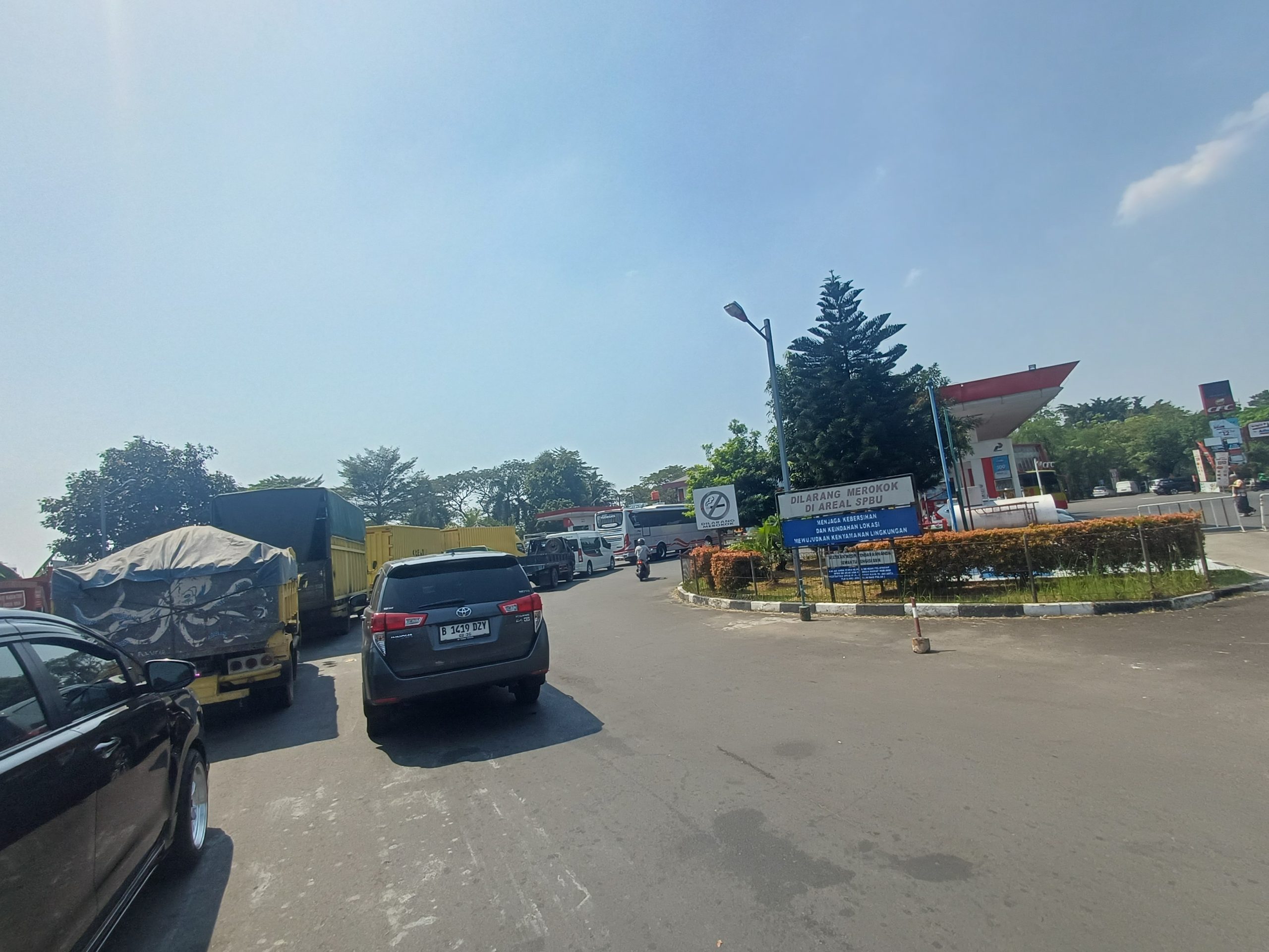 Harga Pertamax Naik, Antrean Mobil Pengisi Pertalite Mengular di SPBU Sudirman Tangerang, Pengemudi Taksi Online Mengeluh