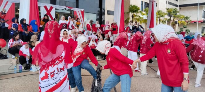 DWP Setwan Kotabaru Ramaikan HUT ke-81 RI dengan Lomba Kompak di Halaman Kantor Bupati